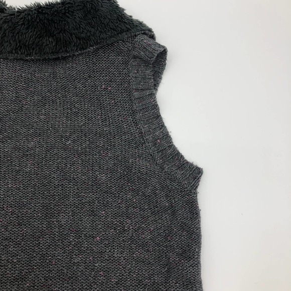 Maurices Sweater Women Large Sleeveless Vest Faux Fur Gray Cable Knit - Picture 9 of 10